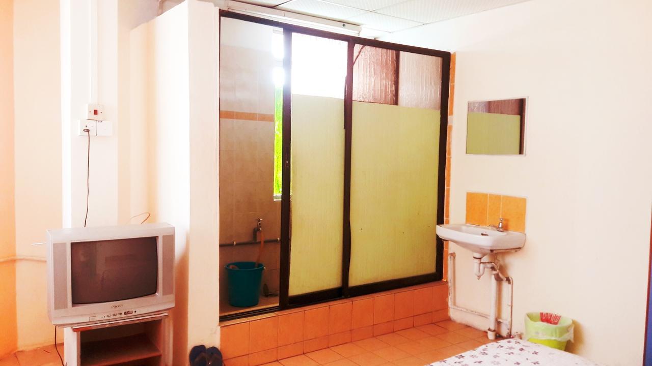 Hotel Makmur Куантан Екстериор снимка